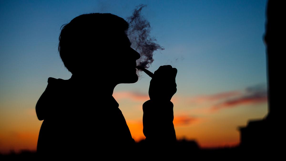 ce-se-intampla-daca-fumezi-inainte-de-culcare_39482800