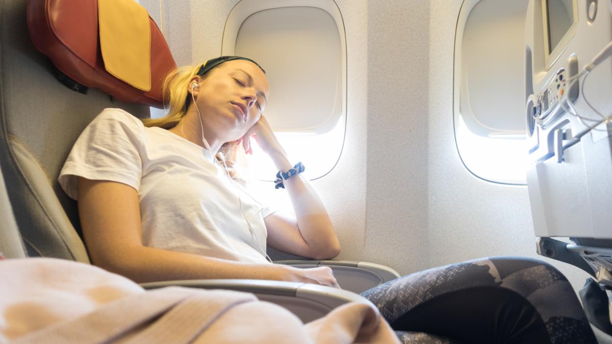 ce-sa-faci-daca-iti-este-rau-cand-zbori-cu-avionul_07790000
