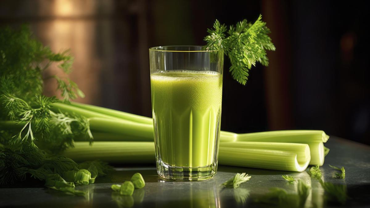 ce-se-intampla-daca-bei-suc-de-telina--adevarul-despre-dieta-cu-elixirul-verde-care-promite-sa-topeasca-kilogramele_95362700