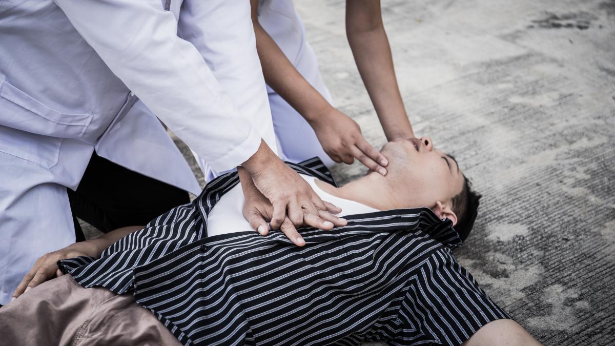 un-barbat-care-s-a-inecat-cu-mancare-in-restaurant--salvat-de-medici-in-ultima-clipa-prin-bronhologie-interventionala--beatrice-mahler-salveaza-vieti--prin-eliberarea-cailor-aeriene_08384100