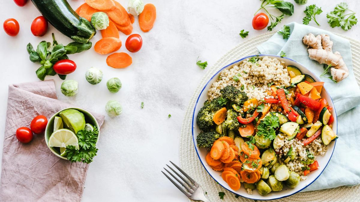 care-sunt-cele-mai-bune-surse-de-fier-in-dieta-vegetariana-si-ce-alte-beneficii-aduc--alina-epure-fierul-este-regasit-in-frunzele-verzi-si-leguminoase_29734800