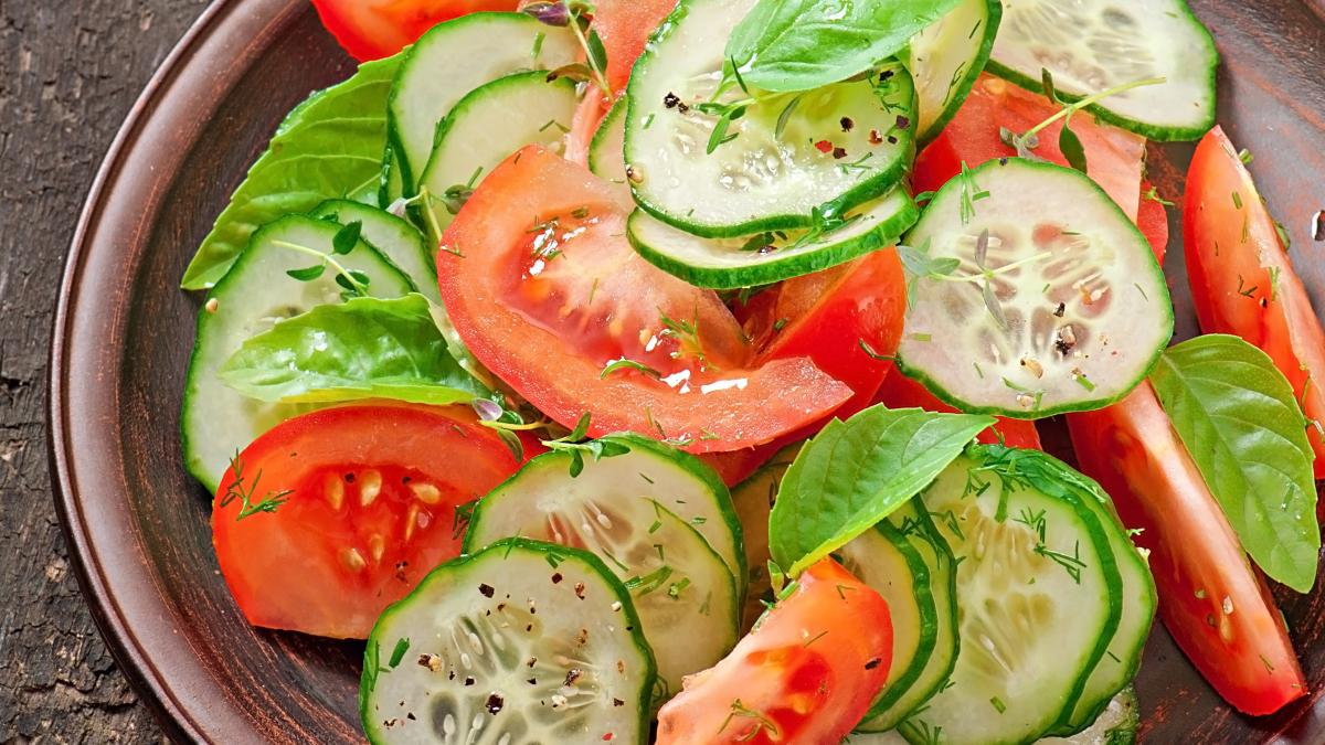 ce-se-intampla-cand-mananci-salata-de-rosii-si-castraveti-_60998200