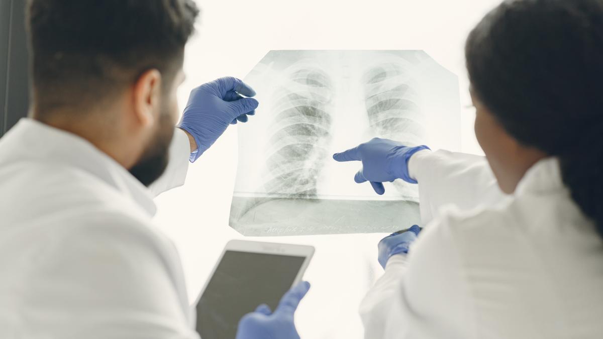making-diagnosis-team-task-doctors-looking-patient-s-x-ray_00283900
