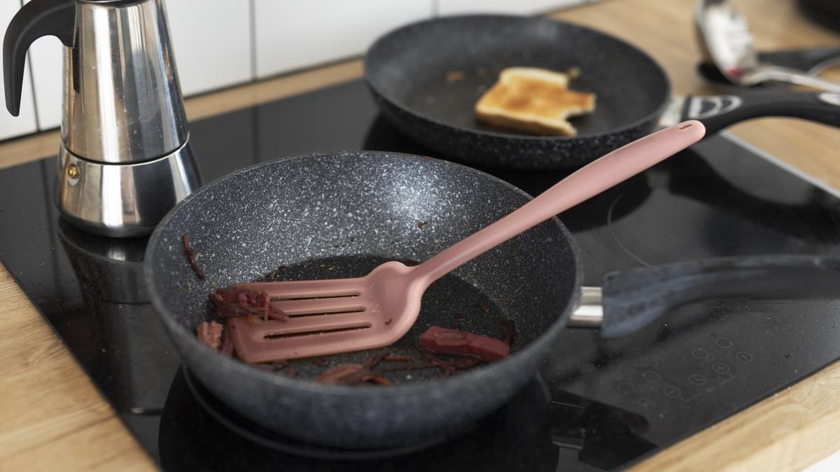 high-angle-dirty-pans-stove_10671600