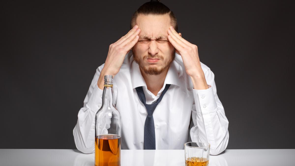 de-ce-cauzeaza-alcoolul-dureri-de-cap_76885000