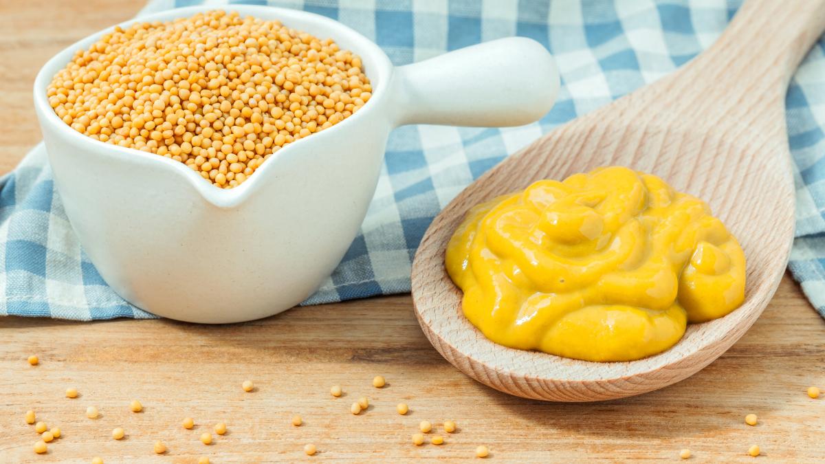 close-up-yellow-mustard-seeds-sauce-table_51426900