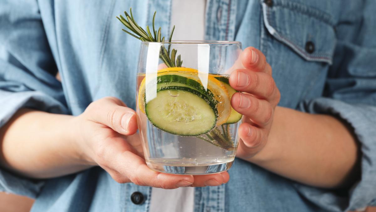apa-detoxifianta-dupa-sarbatori--curata-ficatul-si-topeste-grasimea--multe-femei-o-adora_30504500