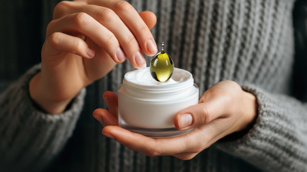 de-ce-sa-adaugi-o-picatura-de-ulei-de-masline-in-crema-de-fata-_49697200
