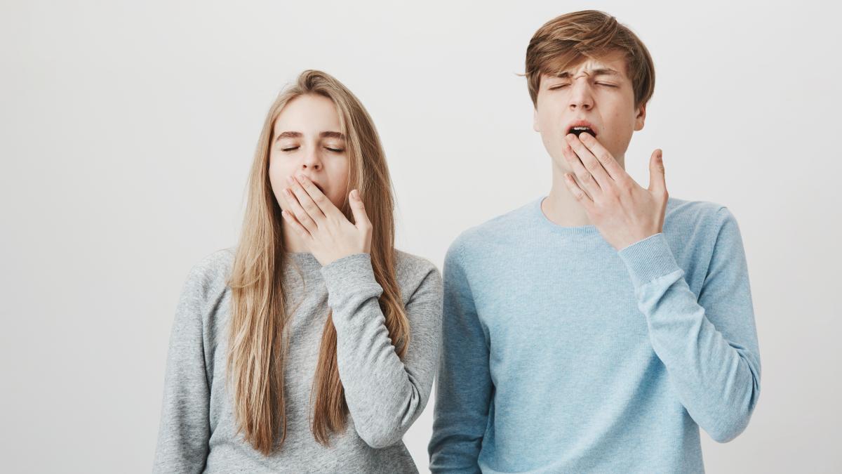 two-sleepy-friends-yawning-blond-girl-guy-cover-mouth-feel-bored_81781500