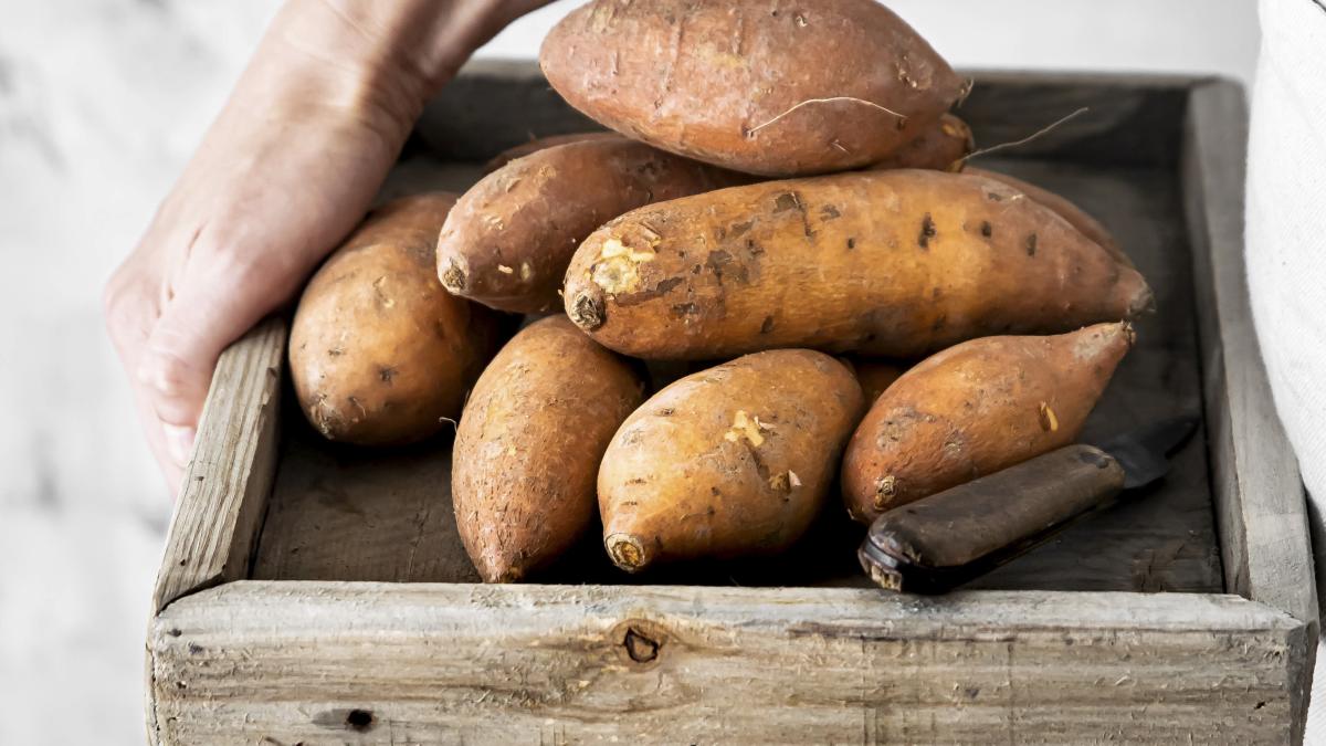 sweet-potatoes-wooden-box_41771200