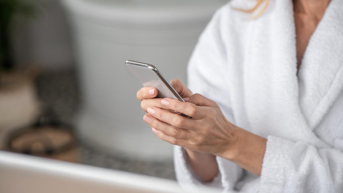 de-ce-nu-e-bine-sa-folosesti-telefonul-in-baie_84908300