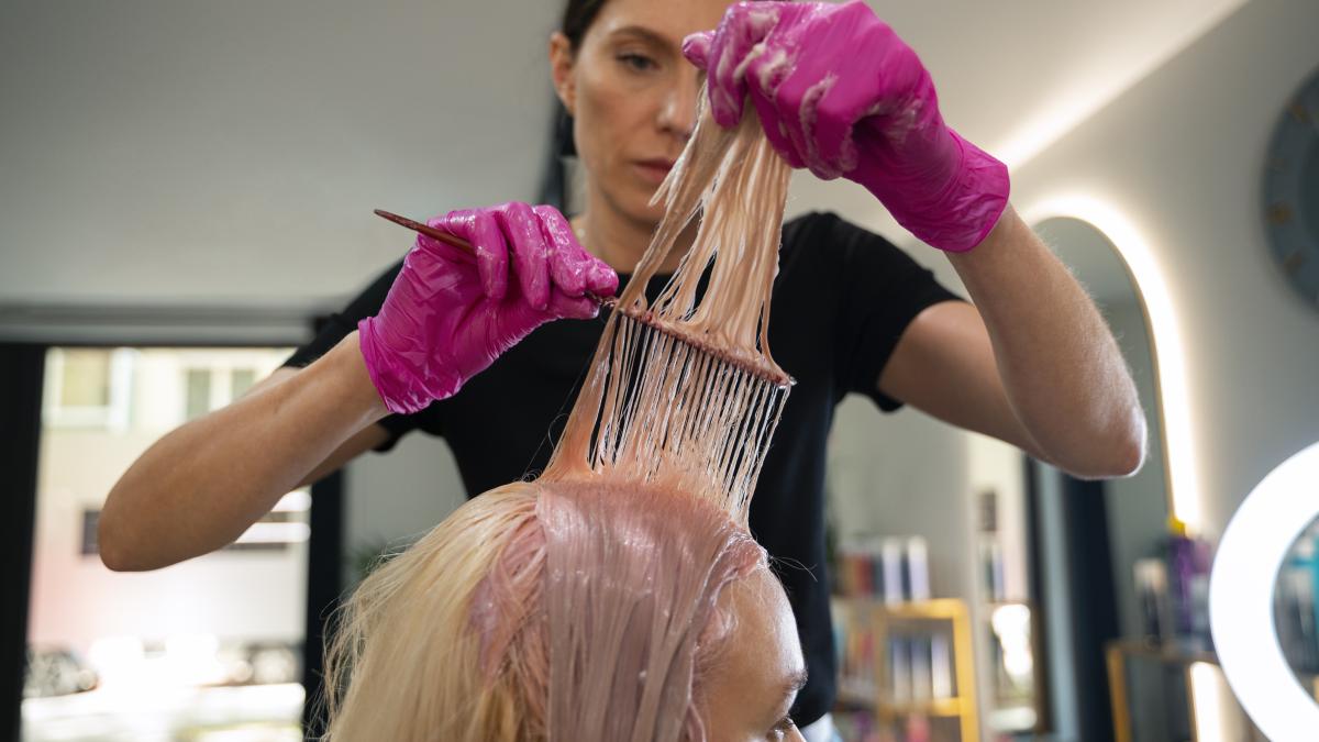 side-view-woman-hair-salon_96616800