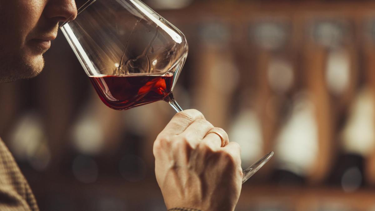 consumul-de-vin-si-riscul-de-cancer--avertismentul-unui-medic-oncolog_61921800