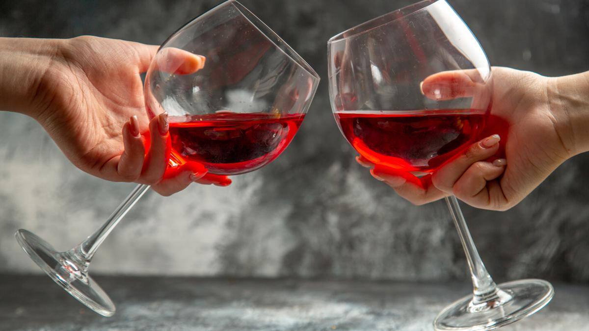 de-ce-nu-trebuie-sa-tii-niciodata-paharul-de-vin-de-cupa_01908400
