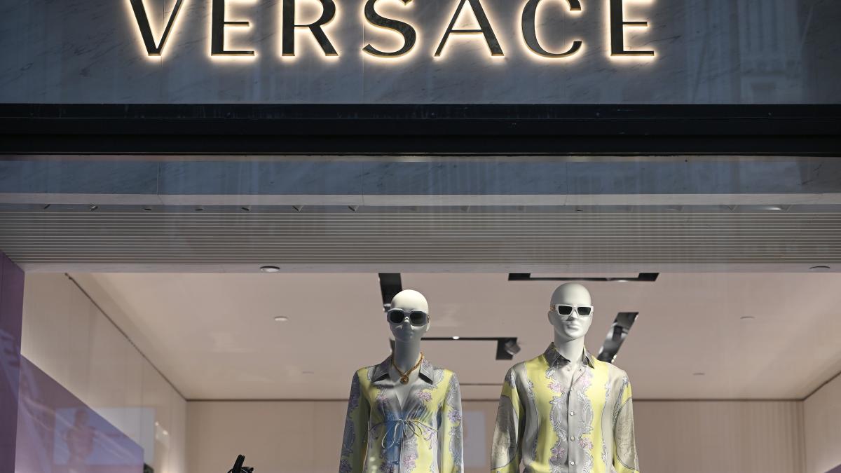 prada-cumpara-versace-si-promite-o-revolutie-made-in-italy--dupa-6-ani-in-exil-american_11260700