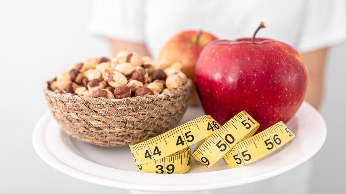 plate-with-apples-nuts-measuring-tape-diet-healthy-food-concept_80274400