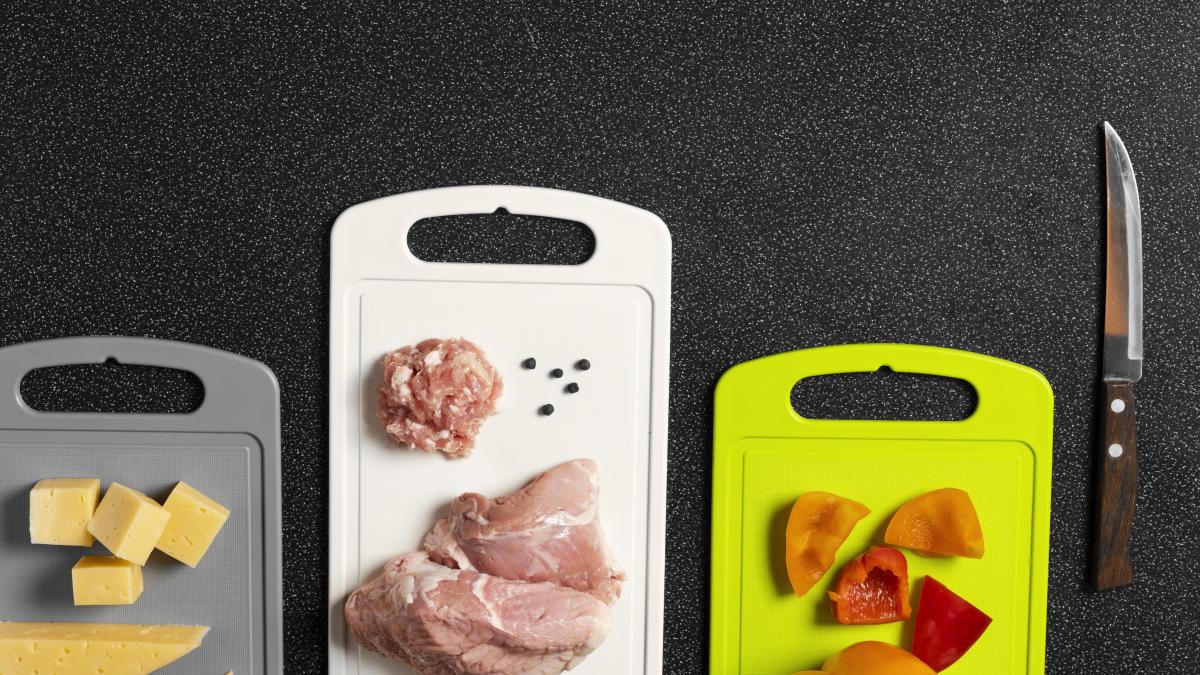 de-ce-ar-trebui-sa-renunti-la-tocatoarele-de-taiat-din-plastic_74403500