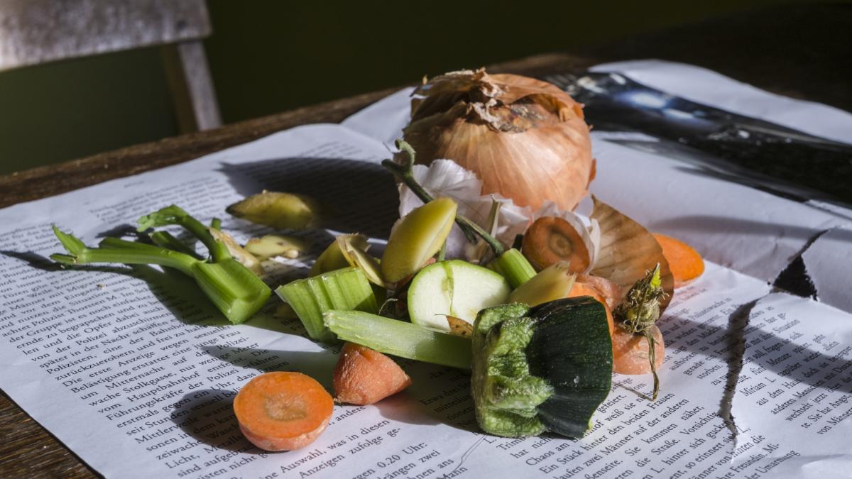 close-up-vegetable-garbage-paper-home-sunny-day-1_92574300