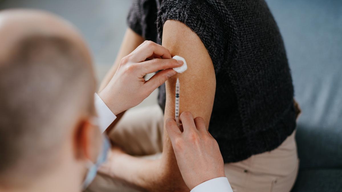 administrarea-ambelor-doze-de-vaccin-in-acelasi-brat-declanseaza-un-raspuns-imunitar-mai-rapid---studiu_57058400