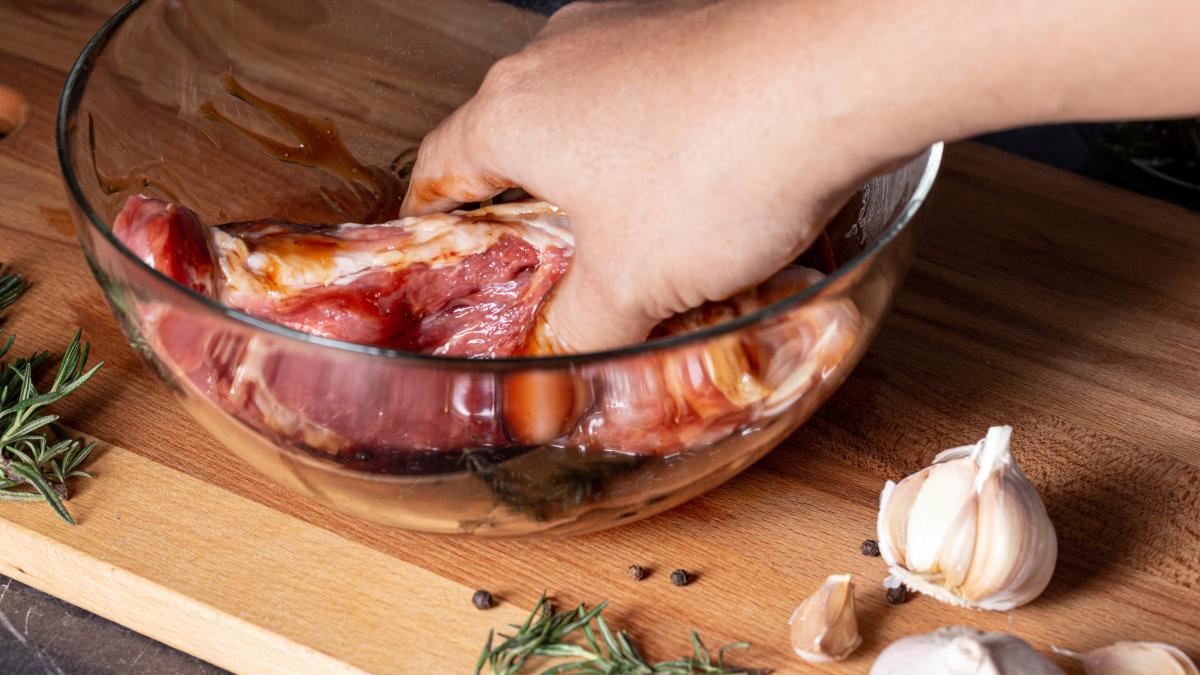 de-ce-e-bine-sa-pui-putin-bicarbonat-pe-carne-inainte-de-a-o-gati--trucul-gospodinelor-de-la-tara_62906800