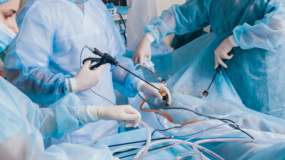 operatie-laparoscopica-la-un-pacient-bolnav-de-cancer-la-colon--premiera-la-spitalul-judetean-sibiu_54518500
