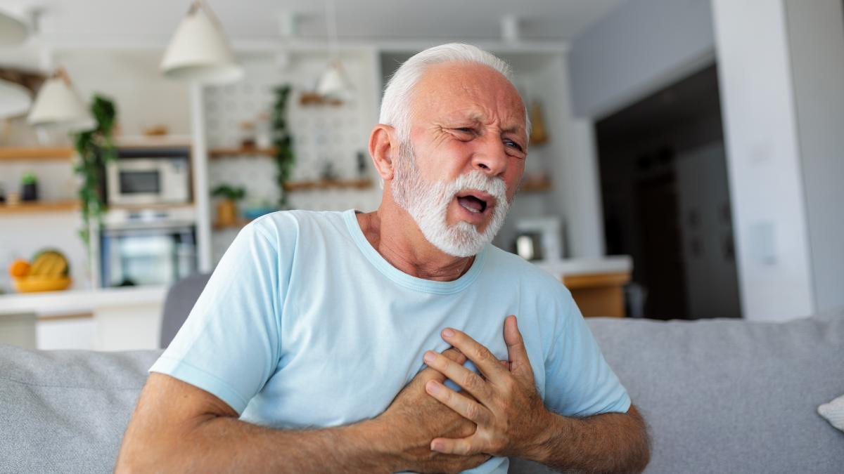 de-ce-apare-durerea-in-piept-in-timpul-unui-infarct_75141100