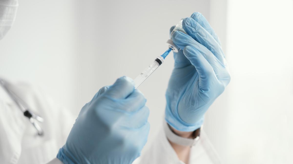 doctor-getting-ready-vaccine-patient_48012100
