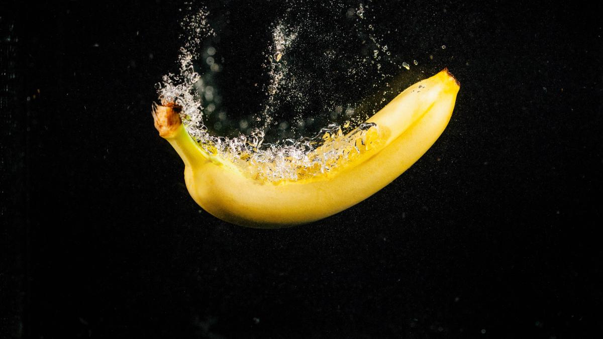 de-ce-ar-trebui-sa-speli-bananele--motivul-care-iti-va-intoarce-stomacul-pe-dos_48812400