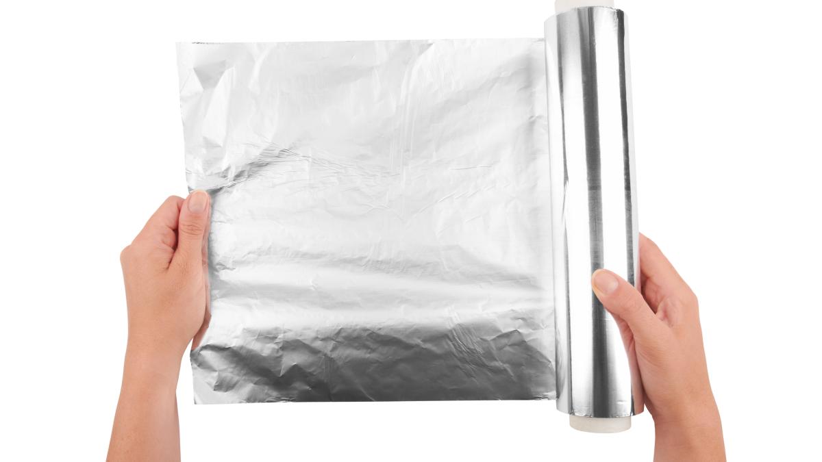 de-ce-sa-pui-folie-de-aluminiu-pe-geamuri-vara-un-truc-simplu-pentru-a-te-racori-in-zilele-caniculare_57194800