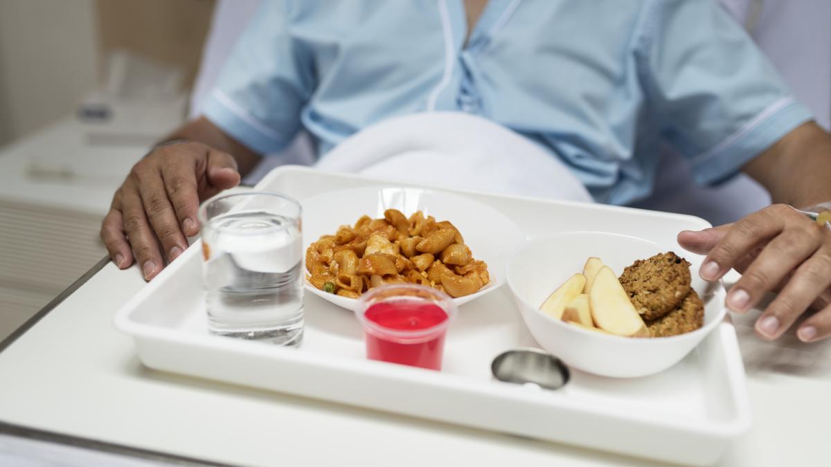 Ce mănâncă un pacient în România. Trimite poza cu mâncarea din spital