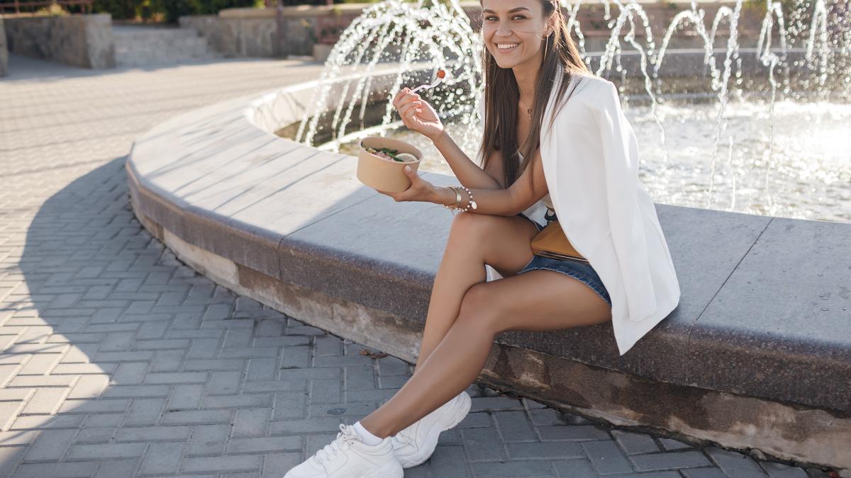 pretty-woman-with-eco-food-bowl_38477500