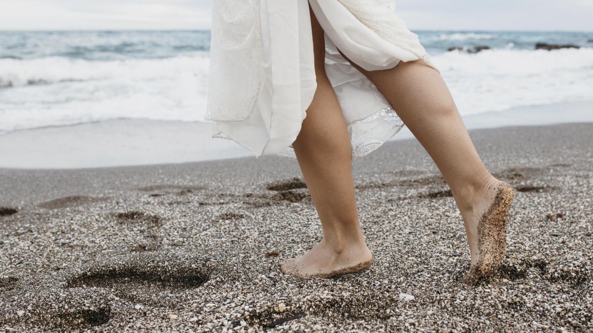 woman-wedding-dress-beach_45350100