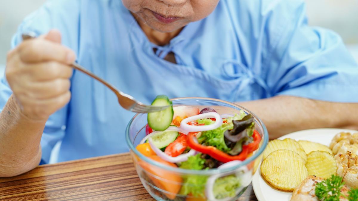 Dieta care te ferește de boli după 70 de ani. Încetinește îmbătrânirea