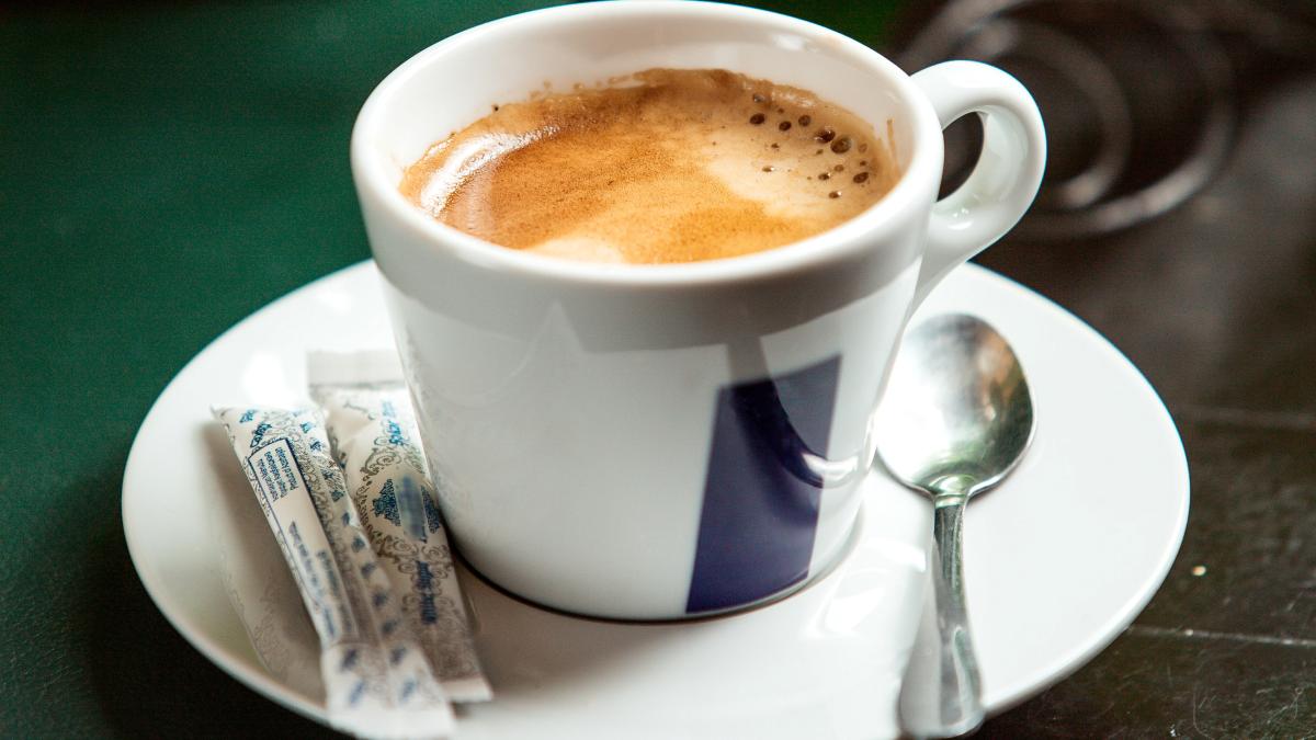 Otrava din cafea care ne îmbolnăvește. Ce greșeală facem când ne bem cafeaua