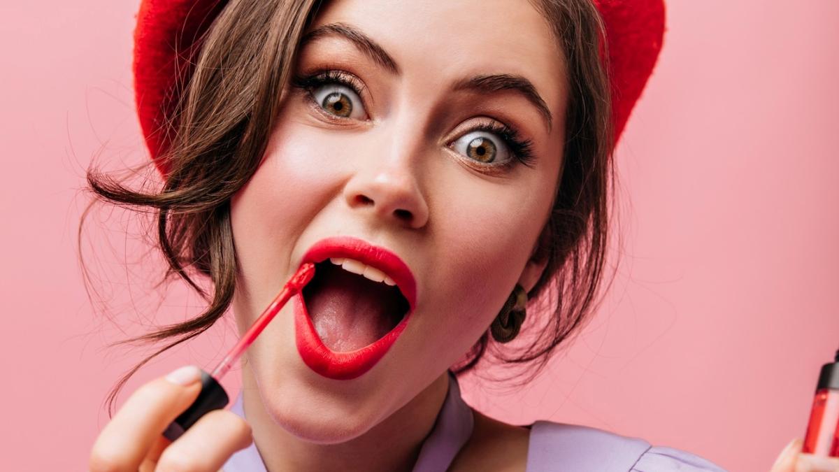 Trucul genial care face rujul să reziste ore întregi. Pudra translucidă, secretul make-up artiștilor