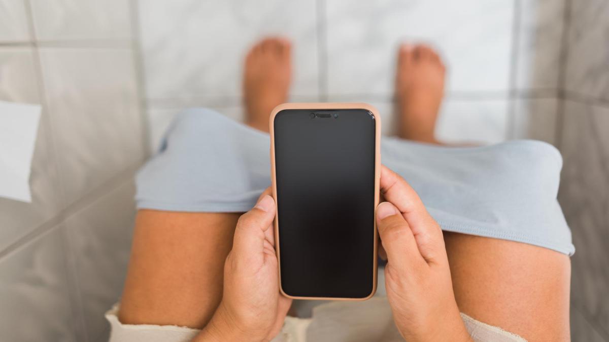 Utilizarea telefonului pe toaletă crește riscul de a dezvolta hemoroizi