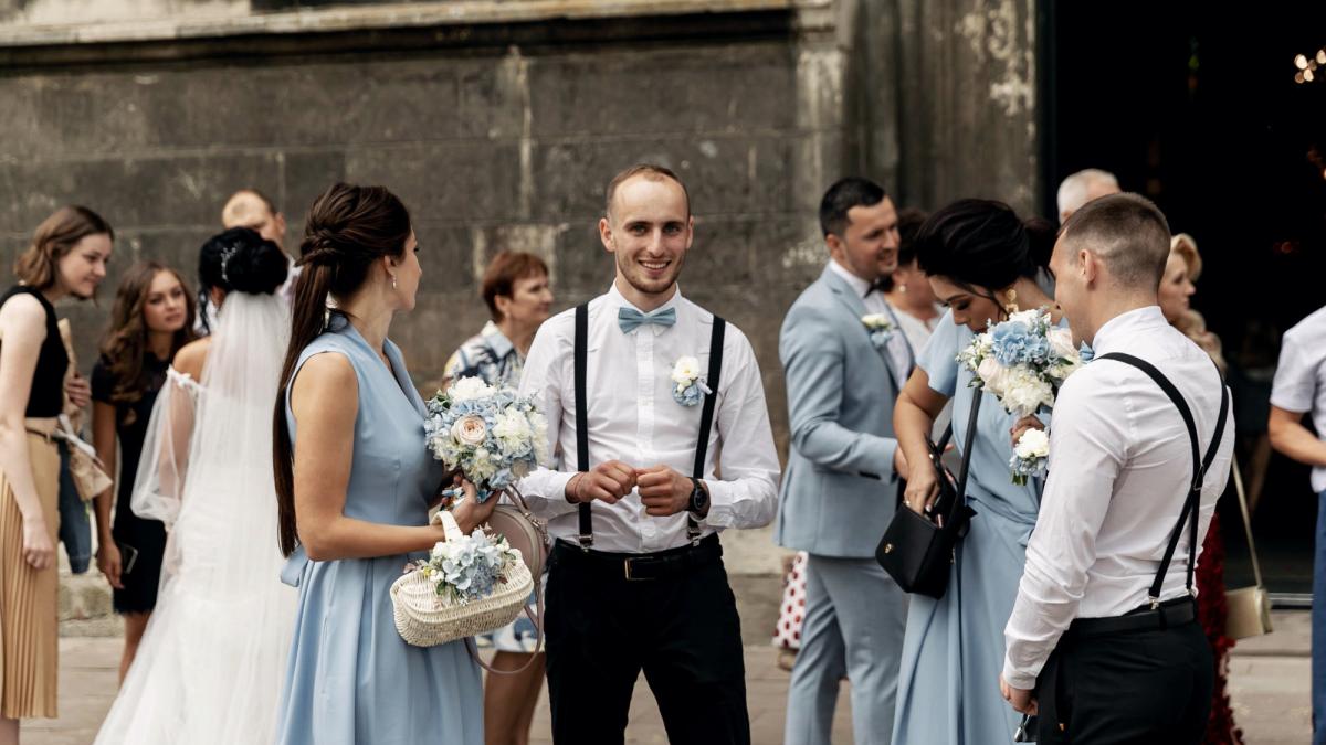 Ce nu trebuie să porți niciodată la o nuntă, potrivit experților vestimentari