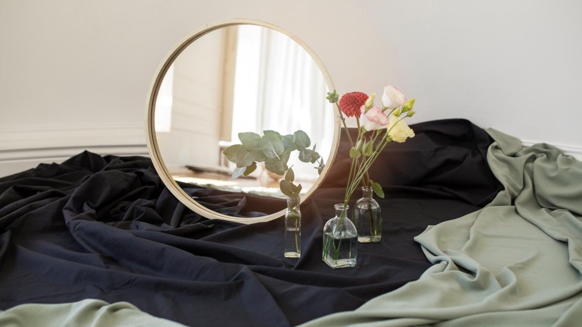 De ce nu este recomandat să ai o oglindă rotundă în casă. Explicații Feng Shui
