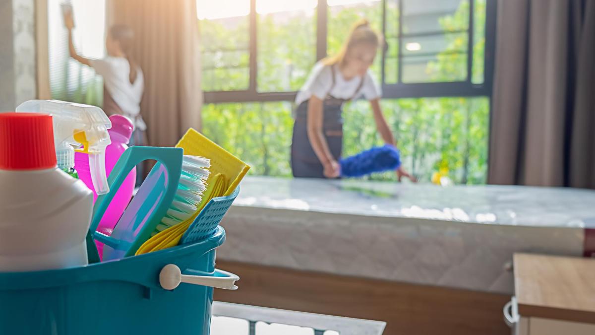 Curățenia zilnică poate declanșa astm. Cât de periculoase sunt produsele de uz casnic
