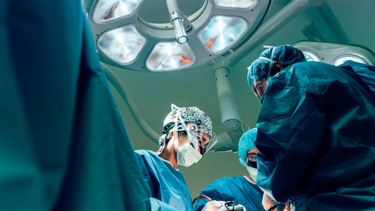 Două operaţii de transplant renal robotizat, realizate în premieră la Brașov