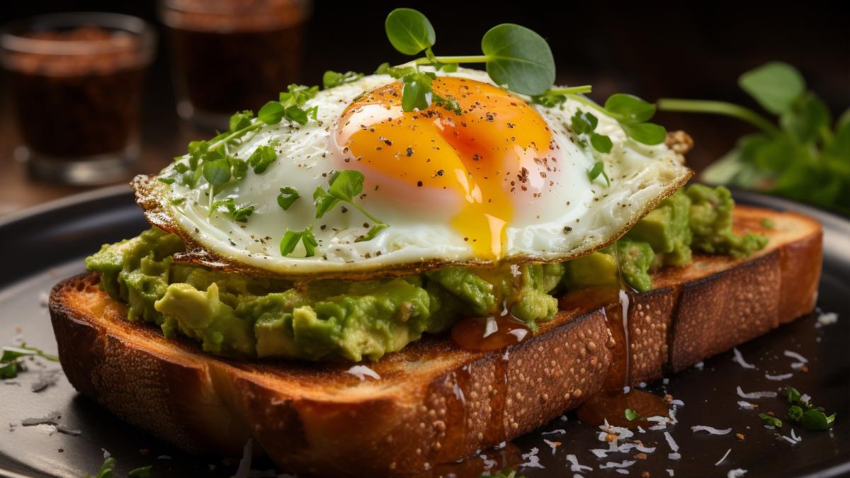 Avocado și ou, combinația nutritivă care îți transformă sănătatea