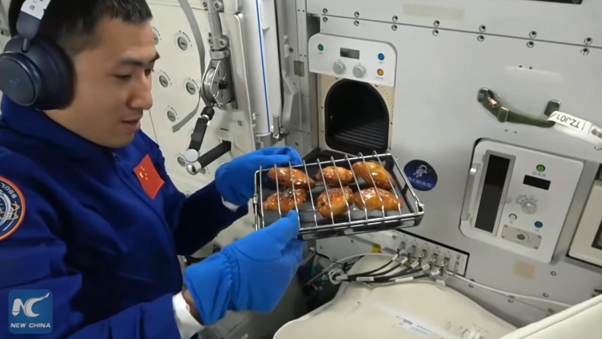 Astronauții-chinezi-au-gătit-primul-grătar-din-lume-în-spațiu-cu-aripi-de-pui-și-friptură-de-vită