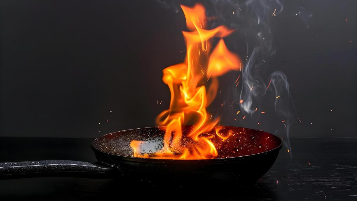 Cum trebuie să stingi uleiul care a luat foc în tigaie. Ce să nu faci niciodată
