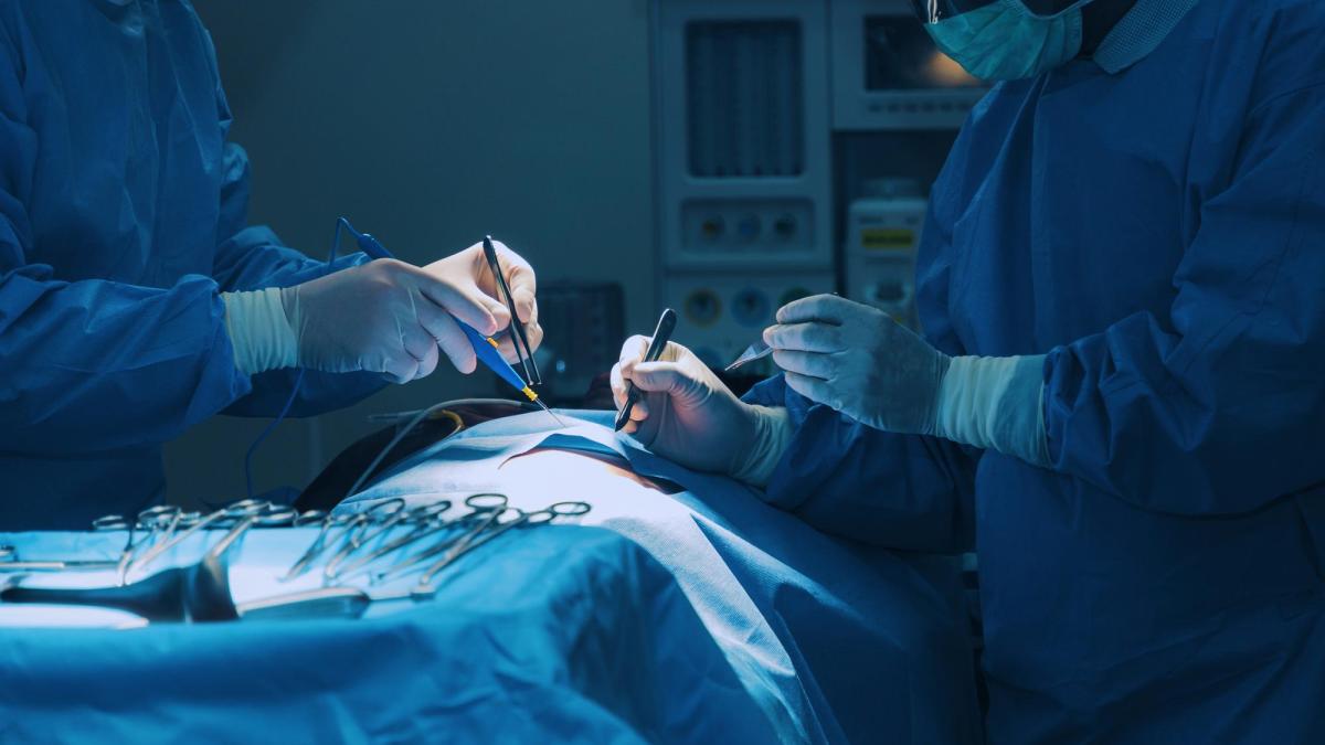 Pericolul suturii simple. Dr. Teodor Buliga Nu poți coase oamenii ca pe un sac!