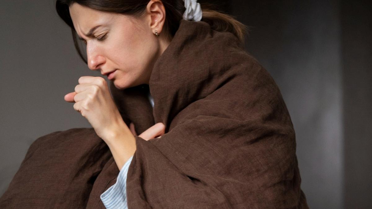 De ce crizele de tuse ne apucă seara. Cum prevenim