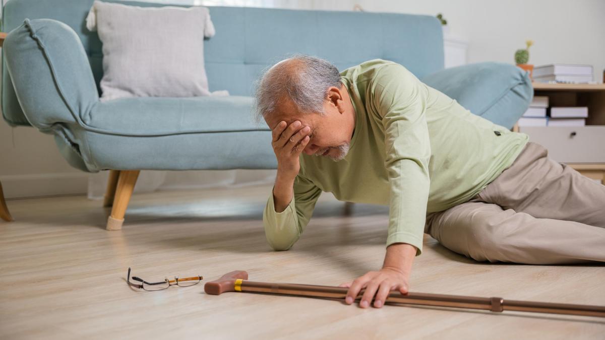 Creștere alarmantă a deceselor cauzate de căzături la seniori. Medicamentele prescrise ar putea fi vinovate