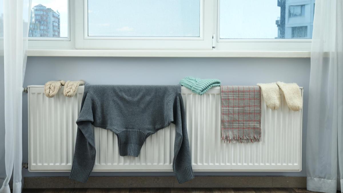 De ce să nu usuci hainele pe calorifer. Care sunt pericolele pentru sănătate