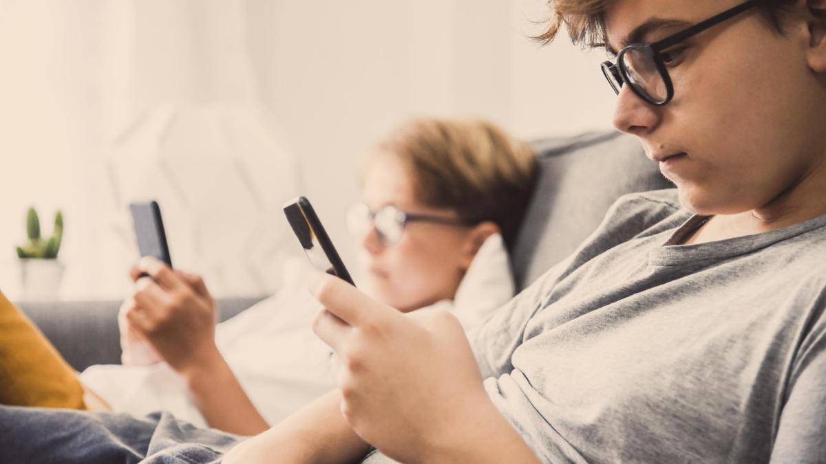 tineri-smartphone-boli