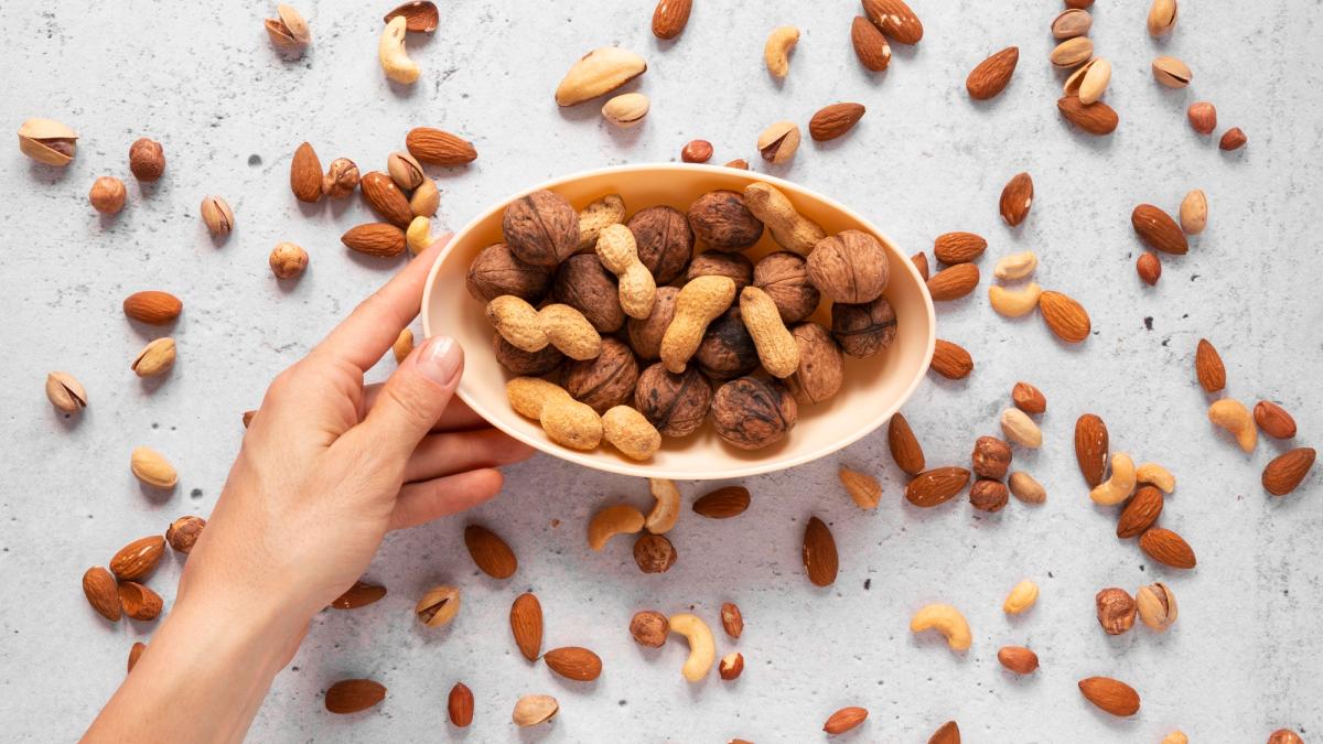 Două mâini de alune pe zi îți îmbunătățesc memoria în doar 4 luni