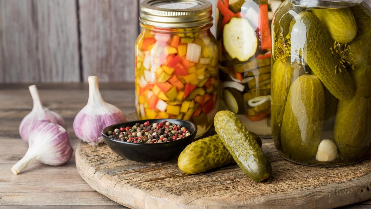Murăturile fermentate natural, super-alimentul care poate întări imunitatea